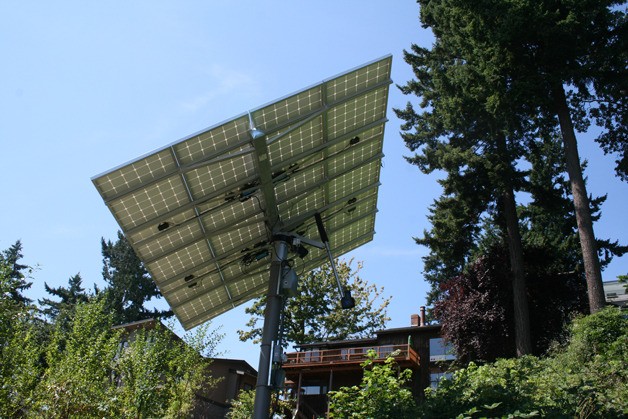 This rotating dual-axis solar array system