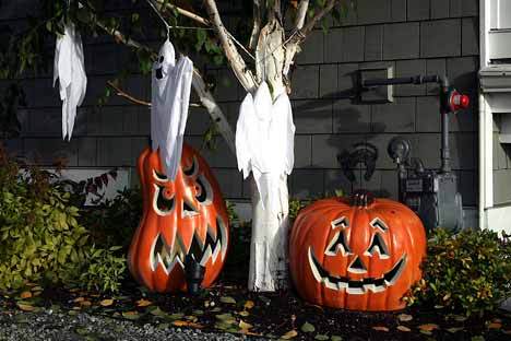 A Kirkland house is all decorated for Halloween.