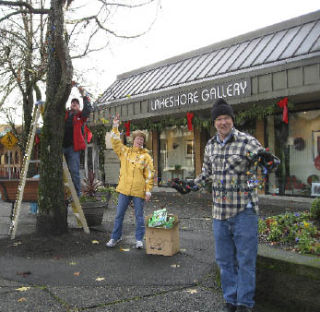 Volunteers bring Christmas twinkle back to downtown Kirkland