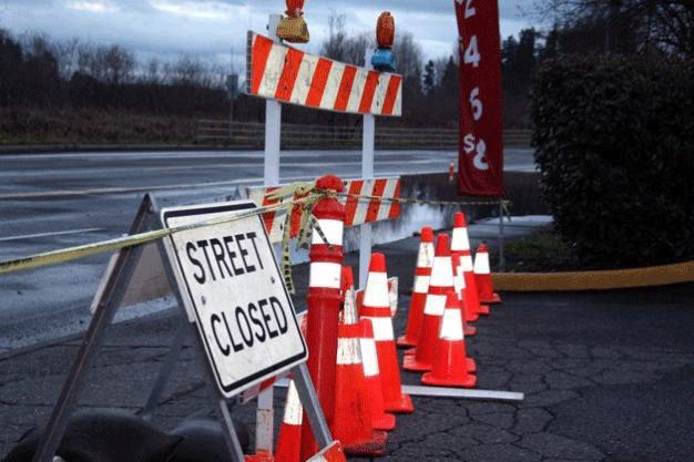 The southbound curb lane of Totem Lake Boulevard from south of 120th Avenue N.E. to north of N.E. 124th Street is closed due to water over the roadway.