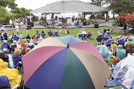 Many gather to listen to local favorite tribute band