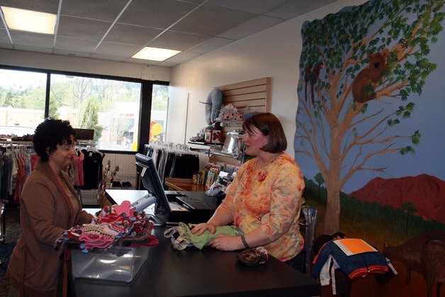 Boomerang Kids Consignment owner Shannon Barnes talks with one of her consigning clients