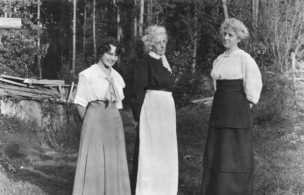 Edith Moulton (left) with her grandmother Jennie Moulton (center) and her aunt Jeannie. Edith Moulton donated 19 initial acres of land - what is now Edith Moulton Park - to the King County in her will.