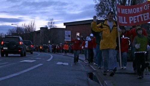 More than 150 people turned out to honor Kirkland resident and volunteer Bill Petter for a walk down Lake Washington Boulevard at 6 a.m. Friday morning.