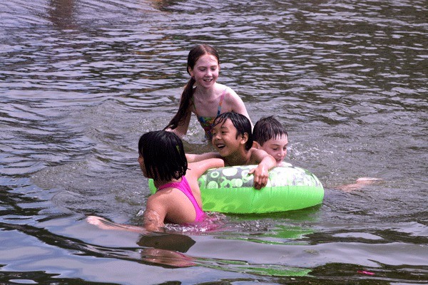 Kids play along the shore of Lake Washington. It was the first time in 277 days the temperature hit 75 degrees.