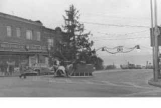 A Christmas tree on Kirkland Avenue in the late ‘50s helps to spread the holiday cheer.