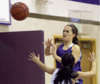 Olivia Lewis works out with the team during basketball practice at Lake Washington High School on Wed.