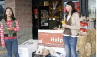 Jackson High School student Dorothy Nguyen (left) and Evergreen Junior High School student Jenny Wang collect food for Hopelink outside of the Juanita Safeway Nov. 2.