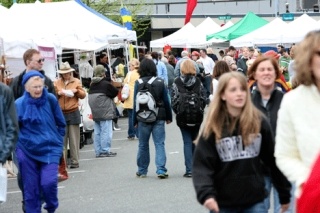 Kirkland's Downtown Wednesday Market has relocated to Marina Park for 2009.