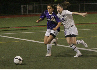 Lake Washington’s Alix Boyd (No. 18) battles with Garfield’s Jackie Robinson (No. 15) during first half action of the game at LWHS on Thursday