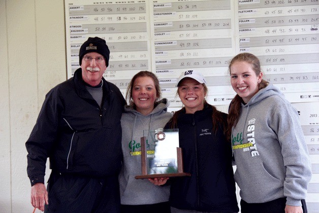 Coach Fred Mabbott and Lake Washington High School girls' golf team members Sydney Majors