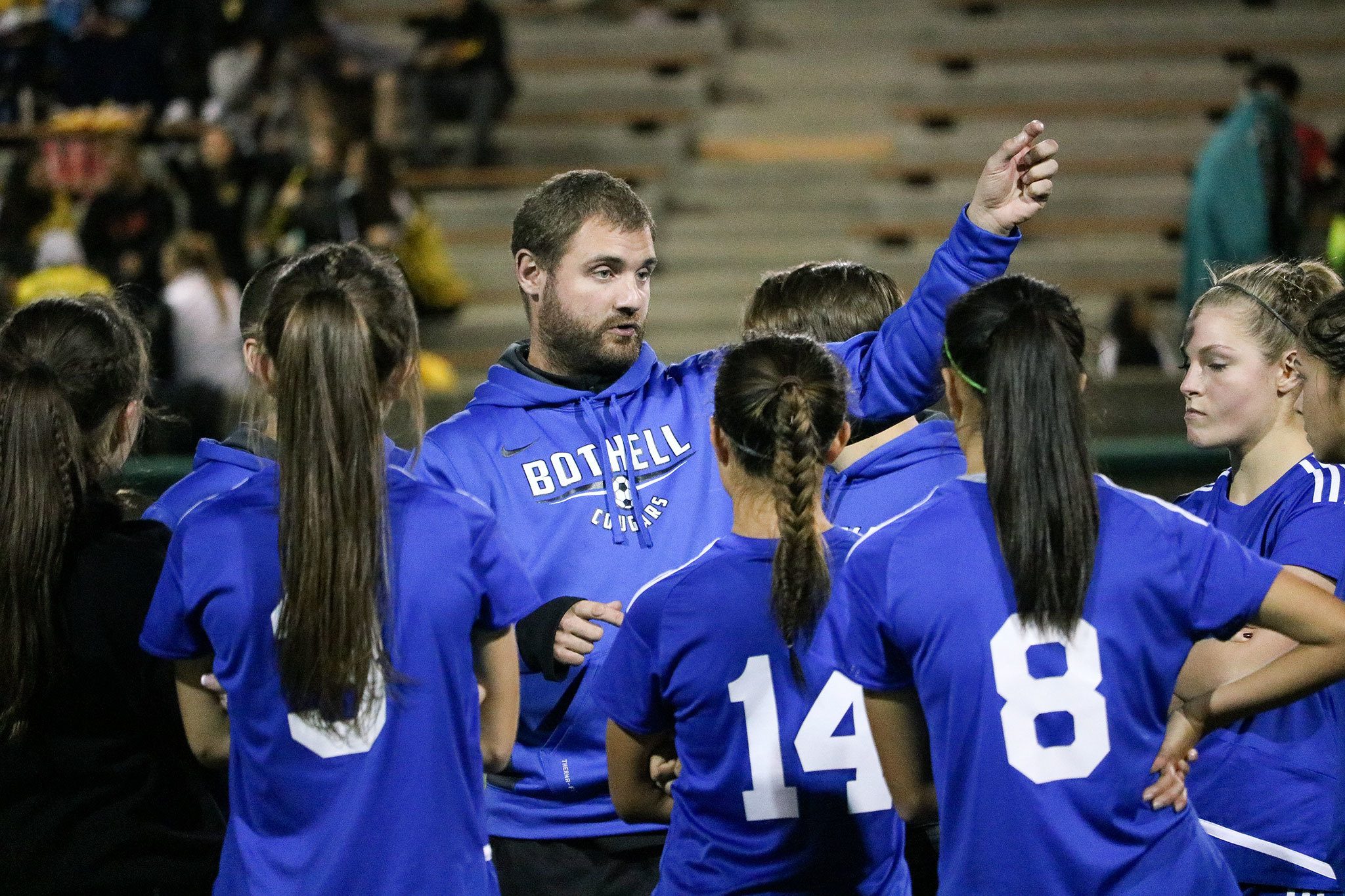 Bothell High girls soccer coach Shawn Warner speaks to his team at halftime of the Cougars’ 2-1 victory over Inglemoor in the season finale. JOHN WILLIAM HOWARD/Bothell-Kenmore Reporter