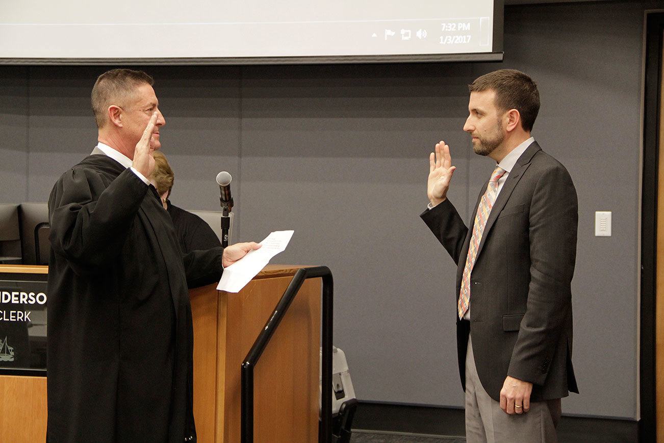 New Kirkland City Councilmember Jon Pascal (right) takes his oath of office from Kirkland Municipal Court Judge Michael Lambo. KATHY CUMMINGS/Contributed photo