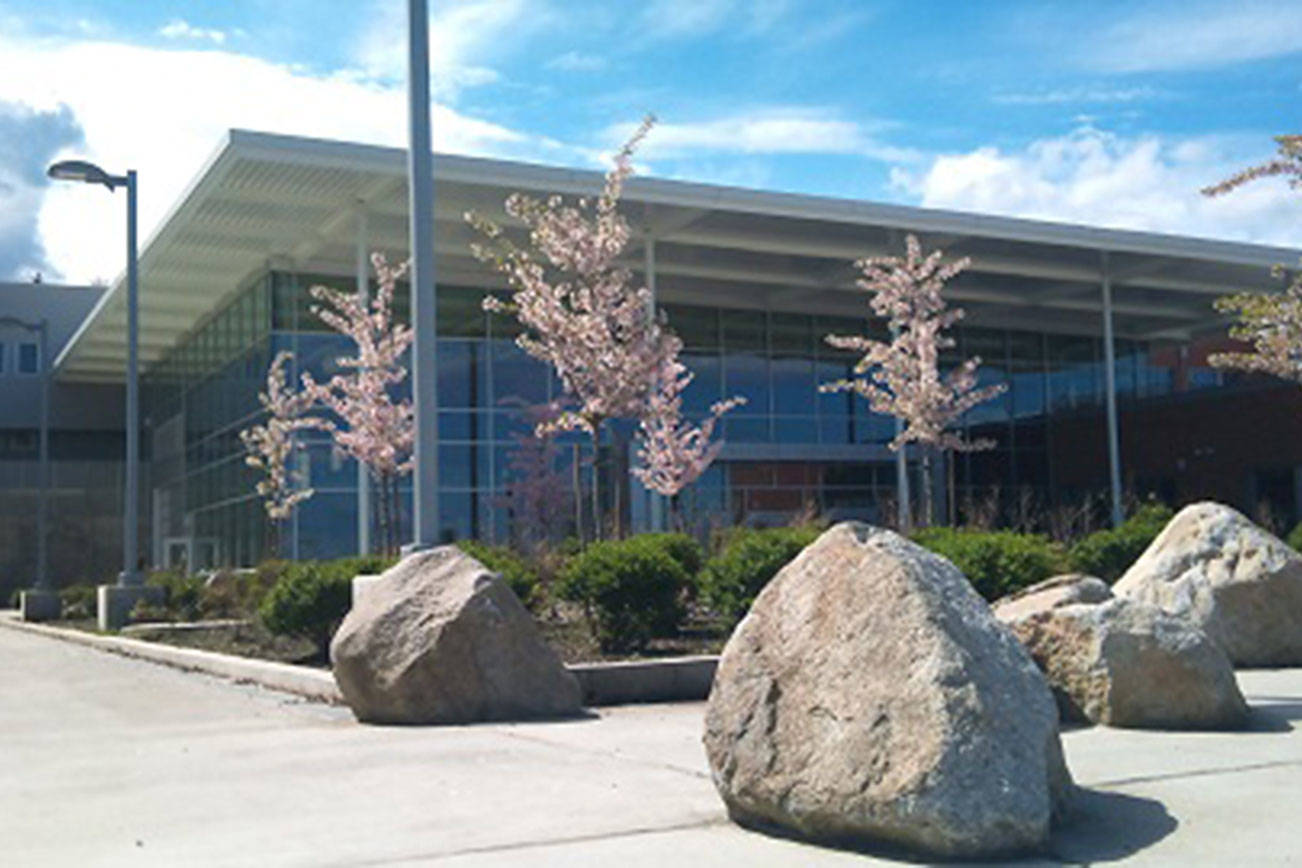 Man caught by Kirkland police dog after breaking into Lake Washington High School