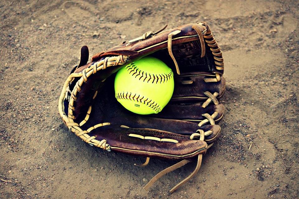 LW, Juanita score softball victories