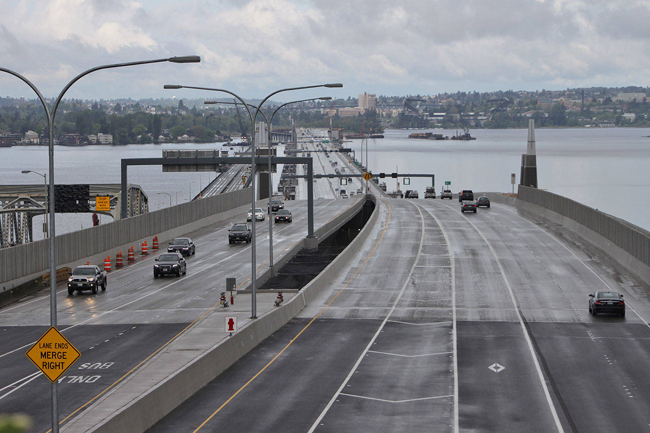 The new Evergreen Point Floating Bridge, on the first weekday of bi-directional traffic. Photographed from the Evergreen Point lid on the east end of the bridge. Photo courtesy of &lt;a href="https://commons.wikimedia.org/wiki/User:SounderBruce" title="User:SounderBruce"&gt;SounderBruce&lt;/a&gt; on Wikimedia Commons