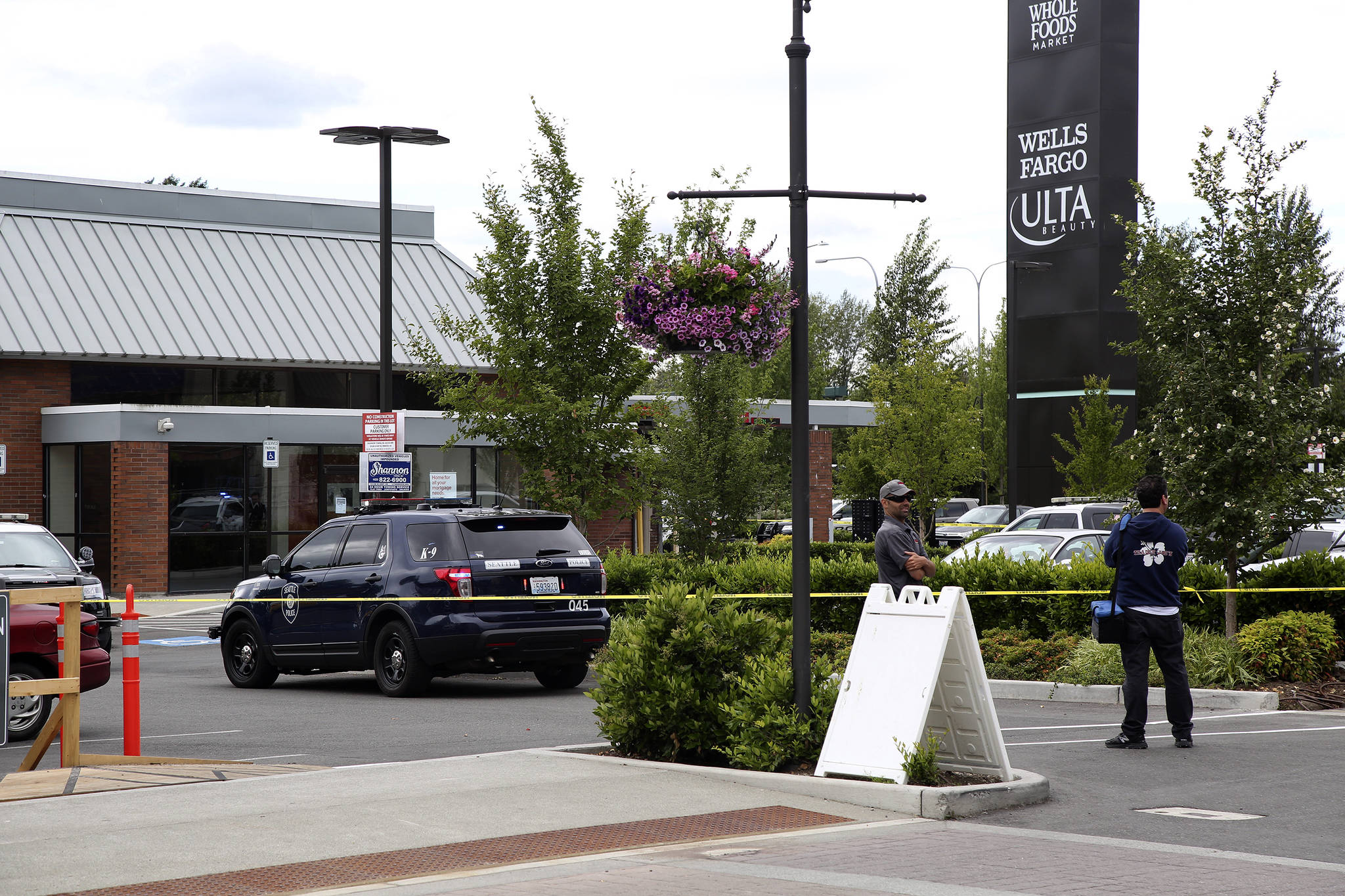 Kirkland police search for bank robbery suspect