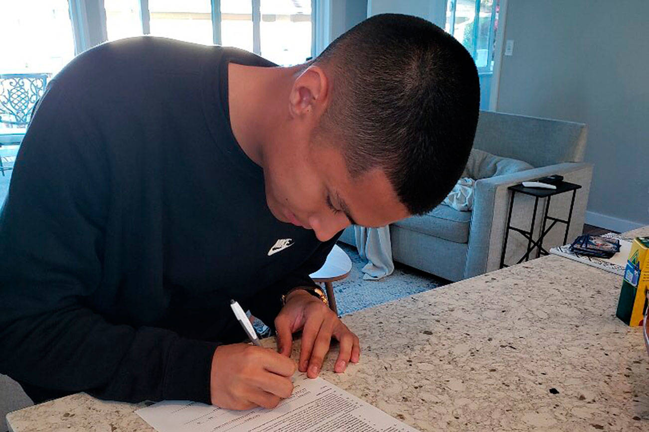 Bellevue Bulldogs sophomore basketball player Parker Manalo (pictured) signs a letter of intent with the Northwest University Eagles men’s basketball program in early June. Manalo will be a junior for the Northwest Eagles during the 2019-20 season. Photo courtesy of the Bellevue Bulldogs men’s basketball Twitter feed