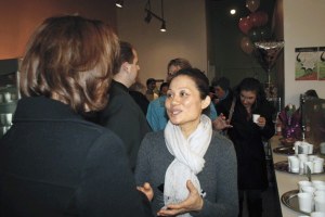 Green E Juice owner Mei Bi speaks with Kirkland Mayor Amy Walen at her Feb. 7 grand opening.
