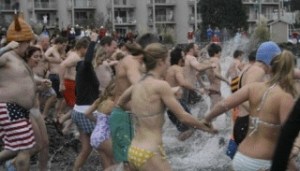 Several hundred dash into the frigid