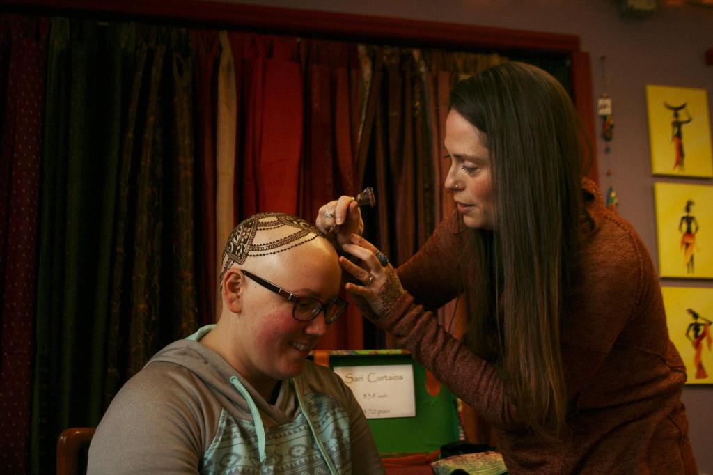 Kirkland artist Sarah Walters creates a henna crown for Mary Glasco at Sankara Imports in Bothell. CATHERINE KRUMMEY/Kirkland Reporter