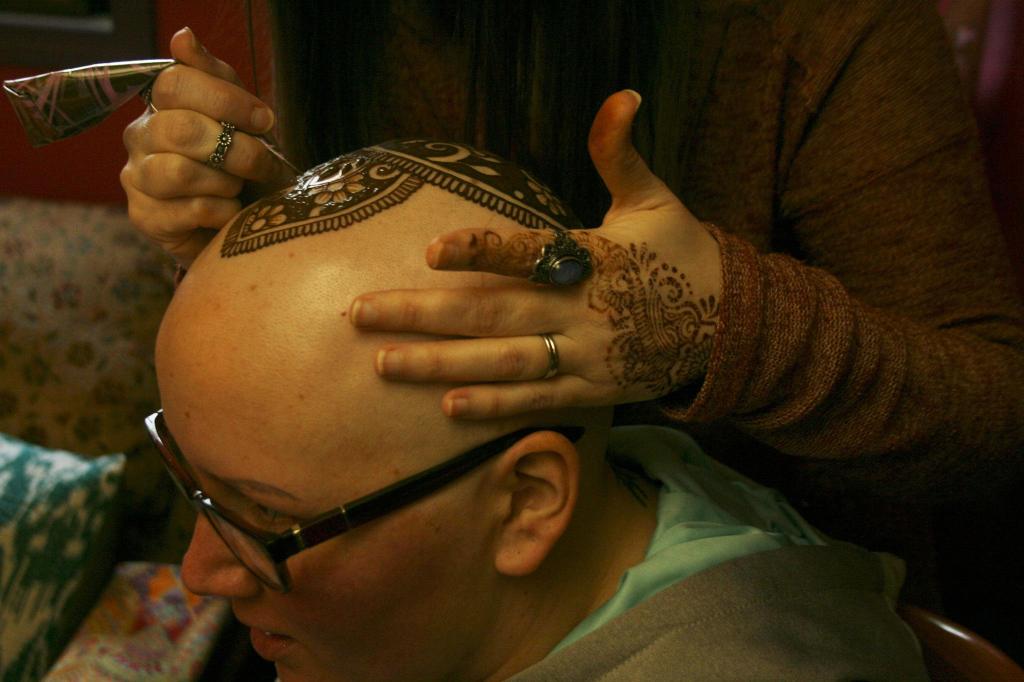 Kirkland artist Sarah Walters creates a henna crown for Mary Glasco at Sankara Imports in Bothell. CATHERINE KRUMMEY/Kirkland Reporter