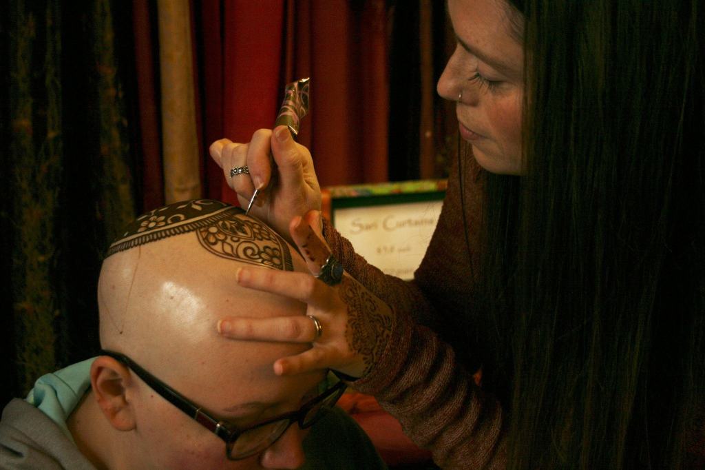 Kirkland artist Sarah Walters creates a henna crown for Mary Glasco at Sankara Imports in Bothell. CATHERINE KRUMMEY/Kirkland Reporter
