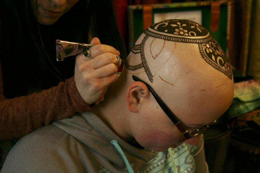 Kirkland artist Sarah Walters creates a henna crown for Mary Glasco at Sankara Imports in Bothell. CATHERINE KRUMMEY/Kirkland Reporter