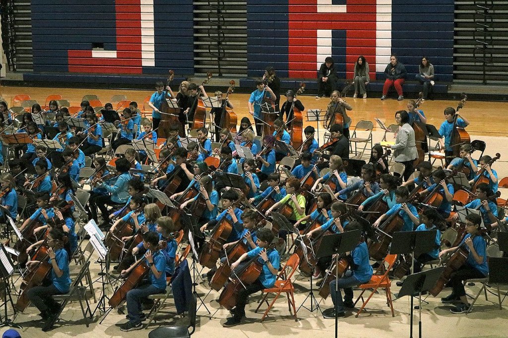 iHeart Strings concert fills the Juanita field house in Kirkland with music | Photos