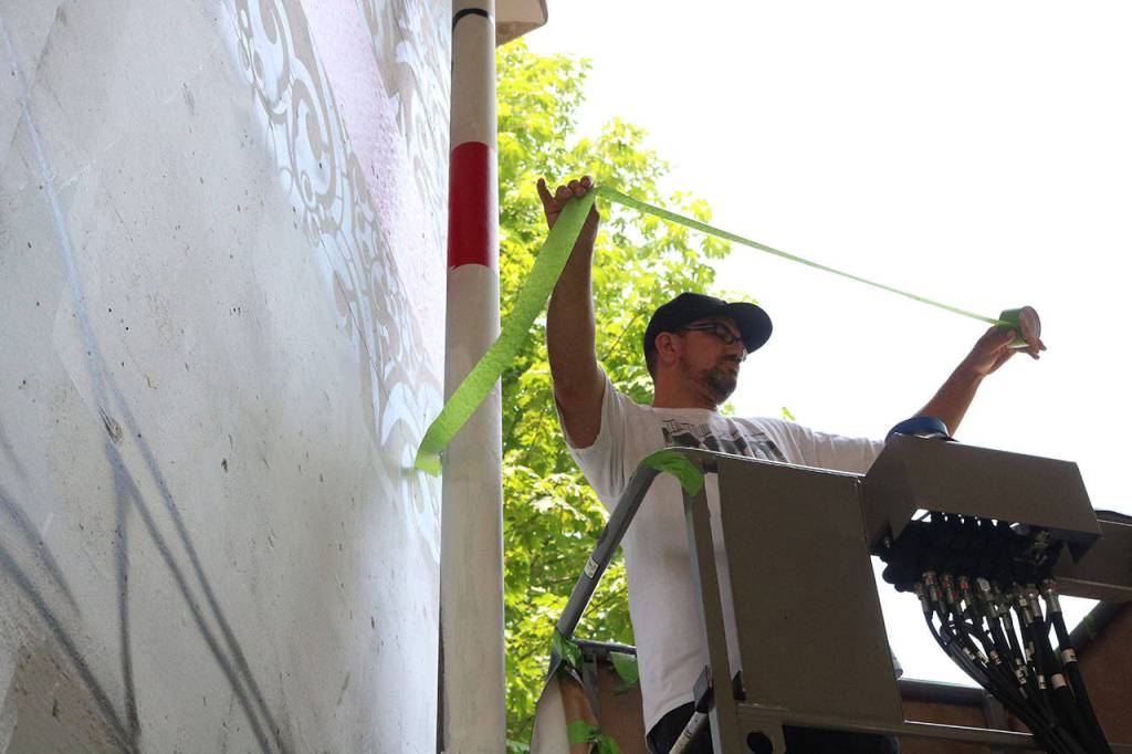 Artist creates crowd-sourced mural