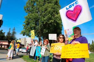 Kirkland residents rally for peace, love after Charlottesville