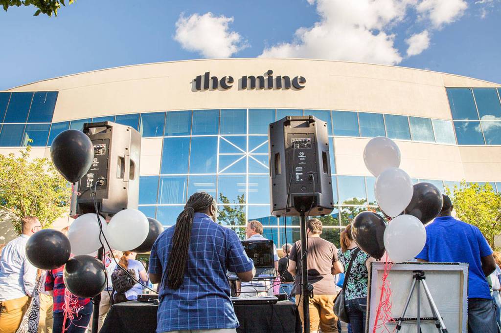 Mayor Walen attends ribbon cutting ceremony for local business