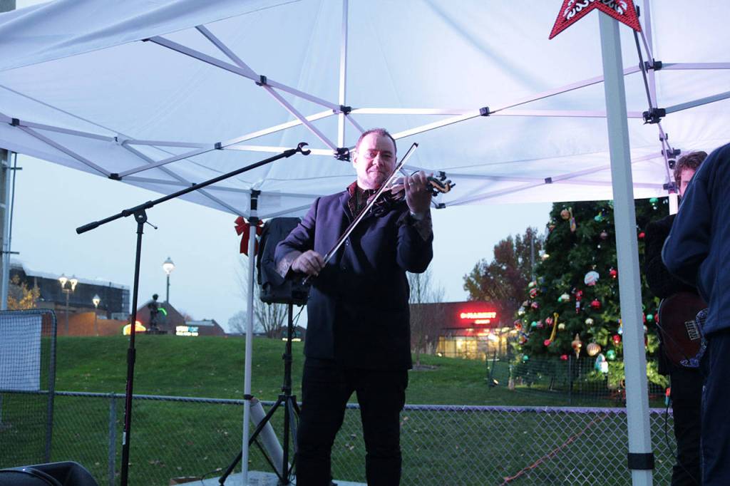 Geoffrey Castle was the headlining entertainment at Winterfest 2017. Samantha Pak, Kirkland Reporter