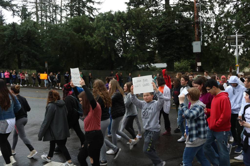 Kirkland-area students walk out of class to commemorate Parkland victims | Photos
