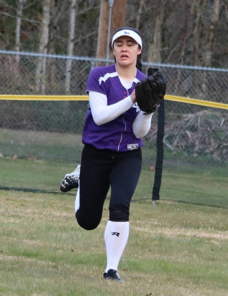 Amy Chen snags a flyball during a jamboree game. Andy Nystrom/staff photo