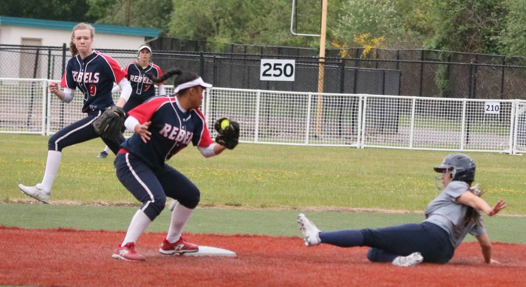 Juanitas Sasha Mitchell prepares to make a tag while Kaci Gordon and Megan Murray look on. Andy Nystrom / staff photo