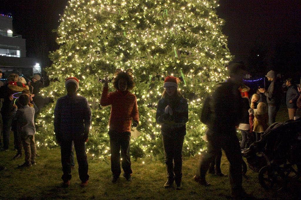 Families enjoyed taking pictures by the Christmas tree on Dec. 7. Stephanie Quiroz/staff photo.