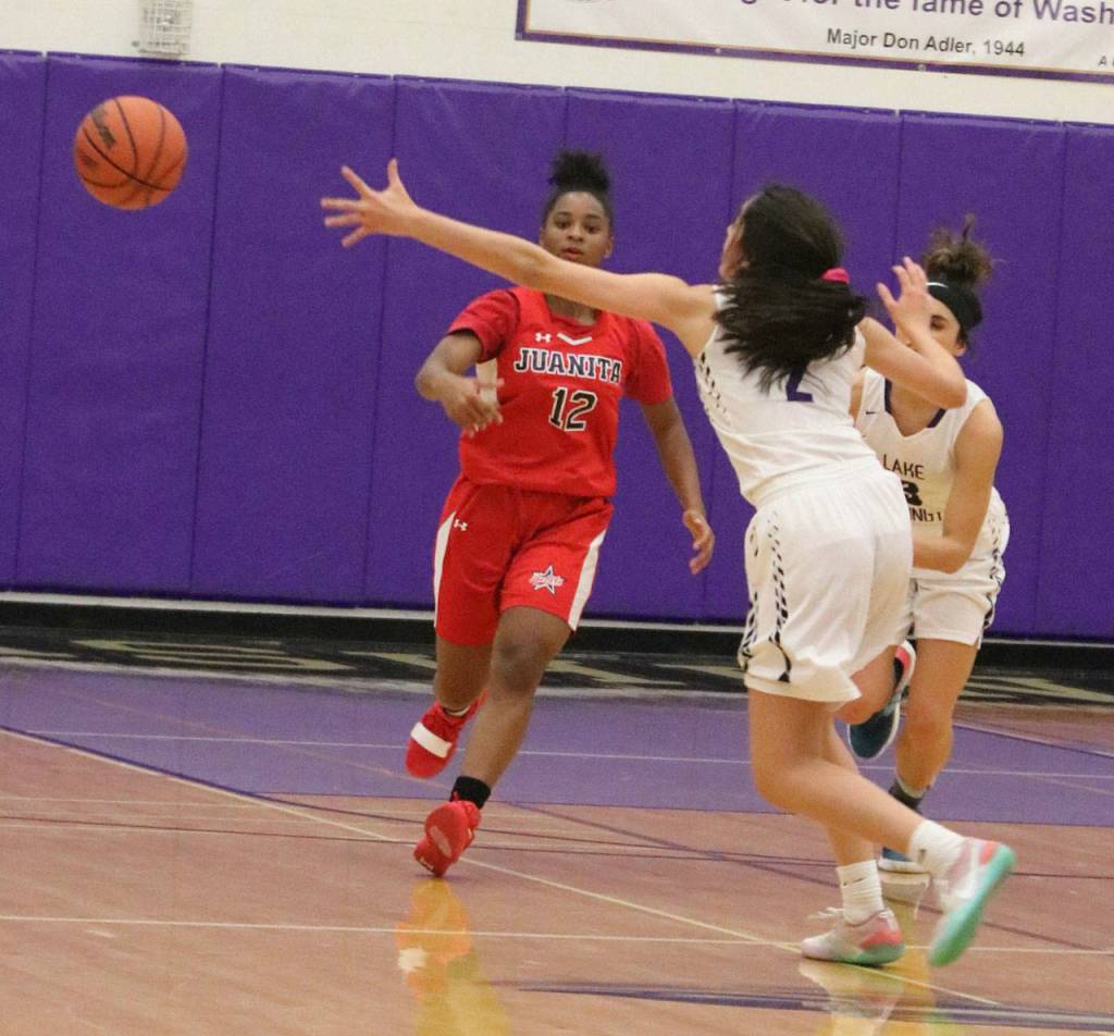 Juanitas Chelsea Hill passes the ball up court. Andy Nystrom / staff photo