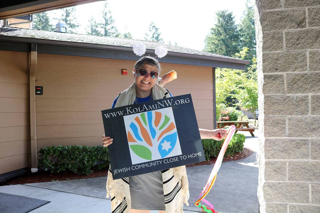 Stephanie Quiroz/staff photo                                 Rabbi Yohanna Kinberg holds a Kol Ami sign on June 29.