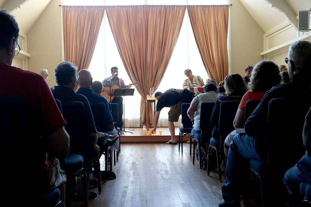 Rabi Yohanna Kinberg lit the shabbat candles as a symbol of their connection and dedication to those who are voiceless, and for those who need care and love. Stephanie Quiroz/staff photo