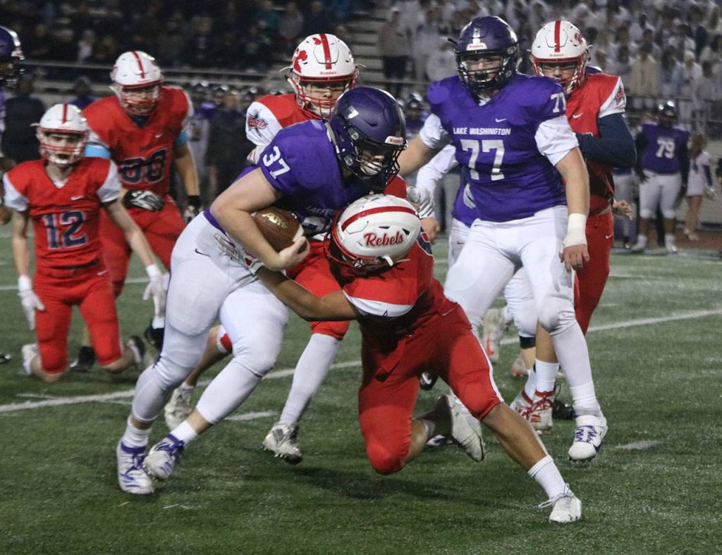 Lake Washingtons James Gardner runs up field as a Juanita defender grabs hold of the Kang. Andy Nystrom/ staff photo