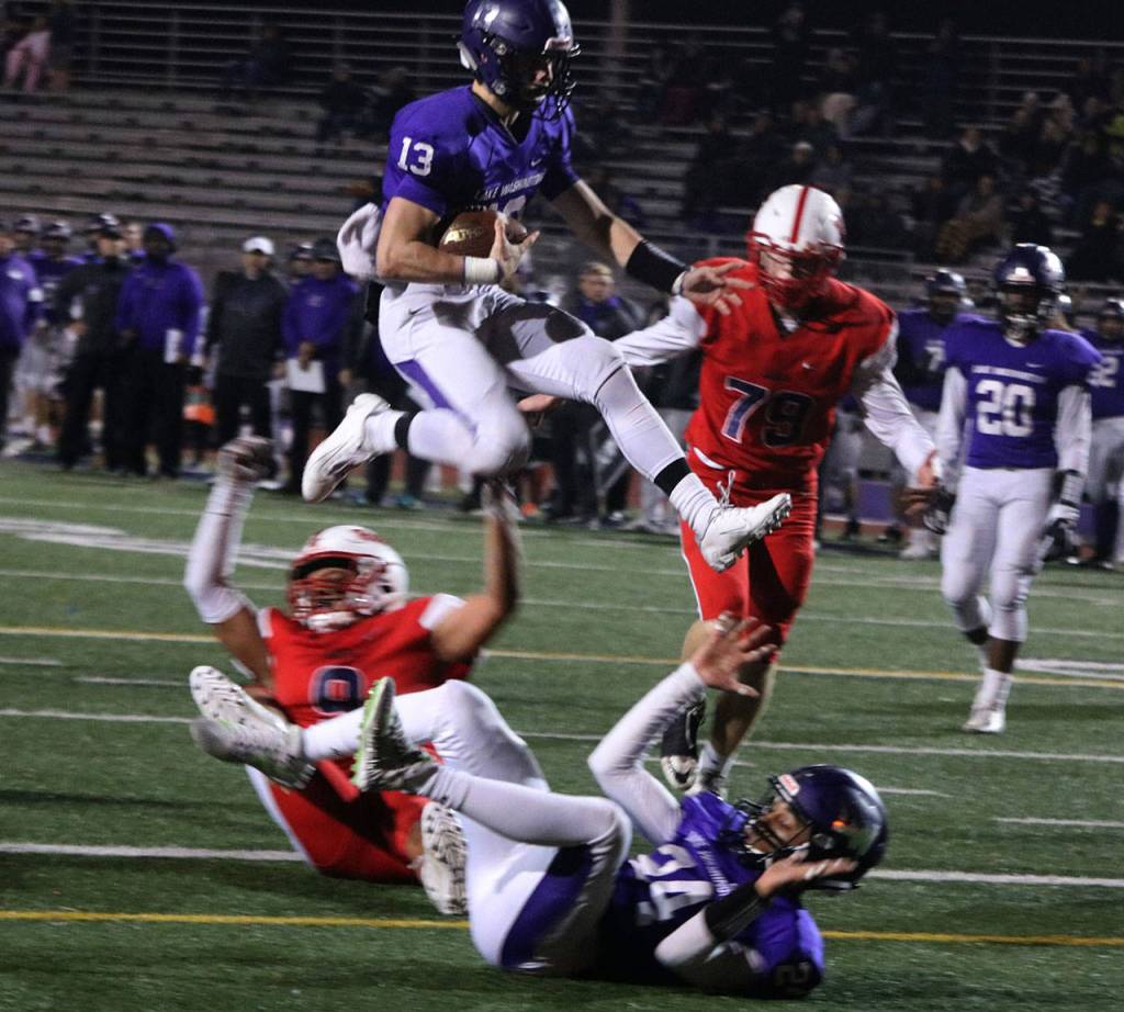 Lake Washingtons Jakson Voelker leaps into the end zone. Andy Nystrom/ staff photo