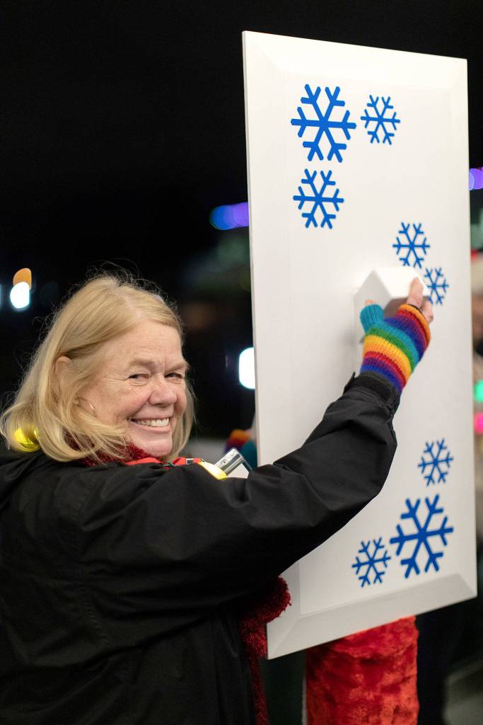 Kirkland mayor Penny Sweet flipped the switch to turn on 25,000 LEDs programmed to holiday music by Google Kirkland engineers. Photo courtesy of Aaron Jacob