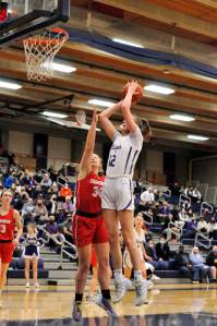Senior, center, Elise Hani shoots a basket against Snohomish at the WIAA 3A Regional Tournament on Feb. 25. Courtesy of Kent Compton.